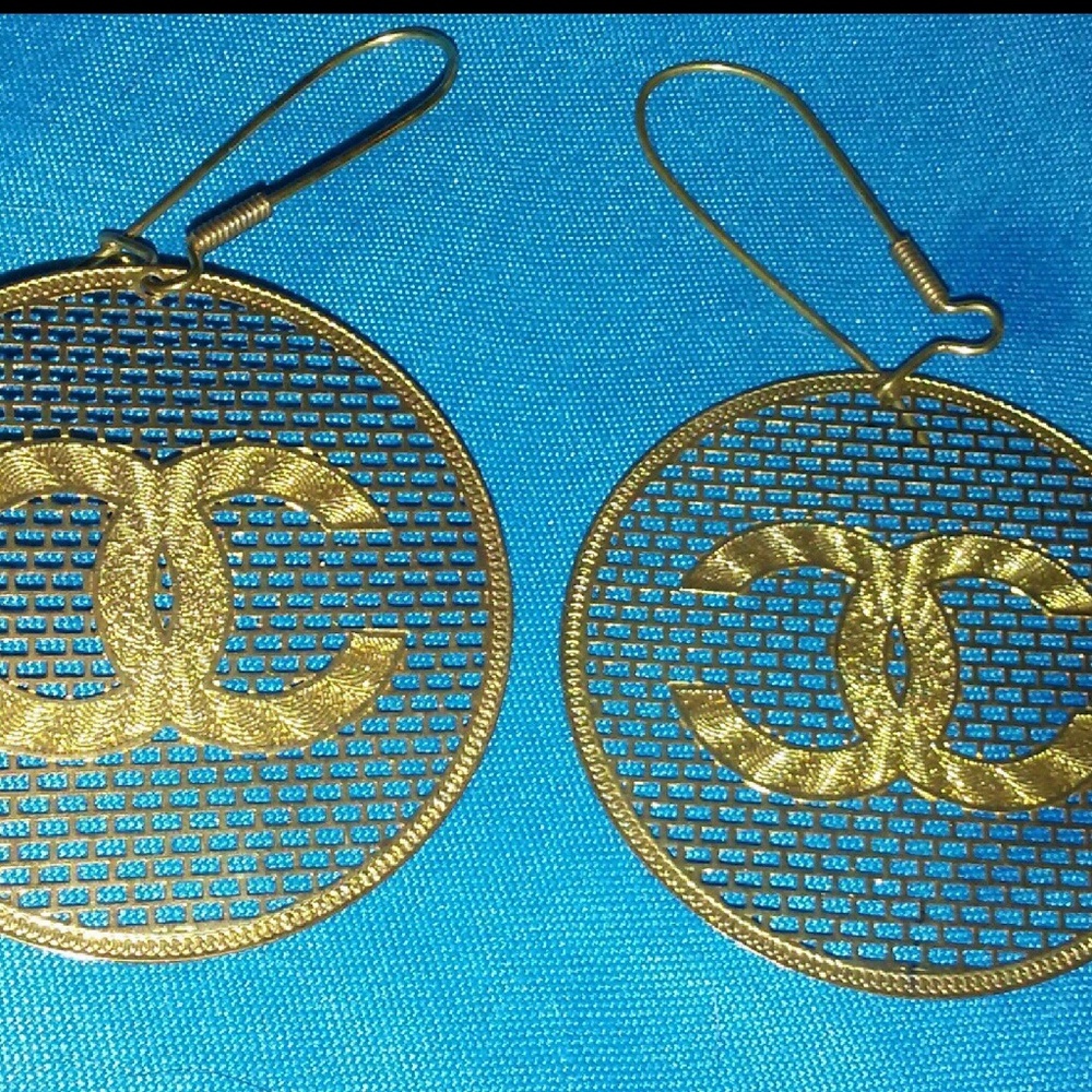 In search of these earrings in gold or silver